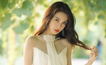 Angela Baby thắt cổ với trai Nhật