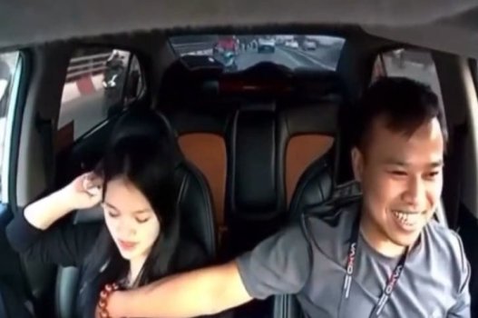 Anh tài xế nắm chặt vú cô gái xinh đẹp
