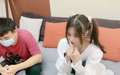 Em gái xinh đẹp hài lòng anh trai thất tình