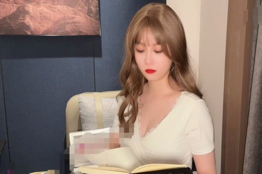 Cháu trai đi lên thành phố ở nhà chú và phát hiện dì đang thủ dâm