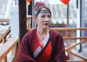 Thằng đần mặc đồng phục stalk cô nữ sinh ngổn ngang