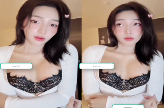 Em khoe thân hình nóng bỏng bên bộ đồ xuyên thấu